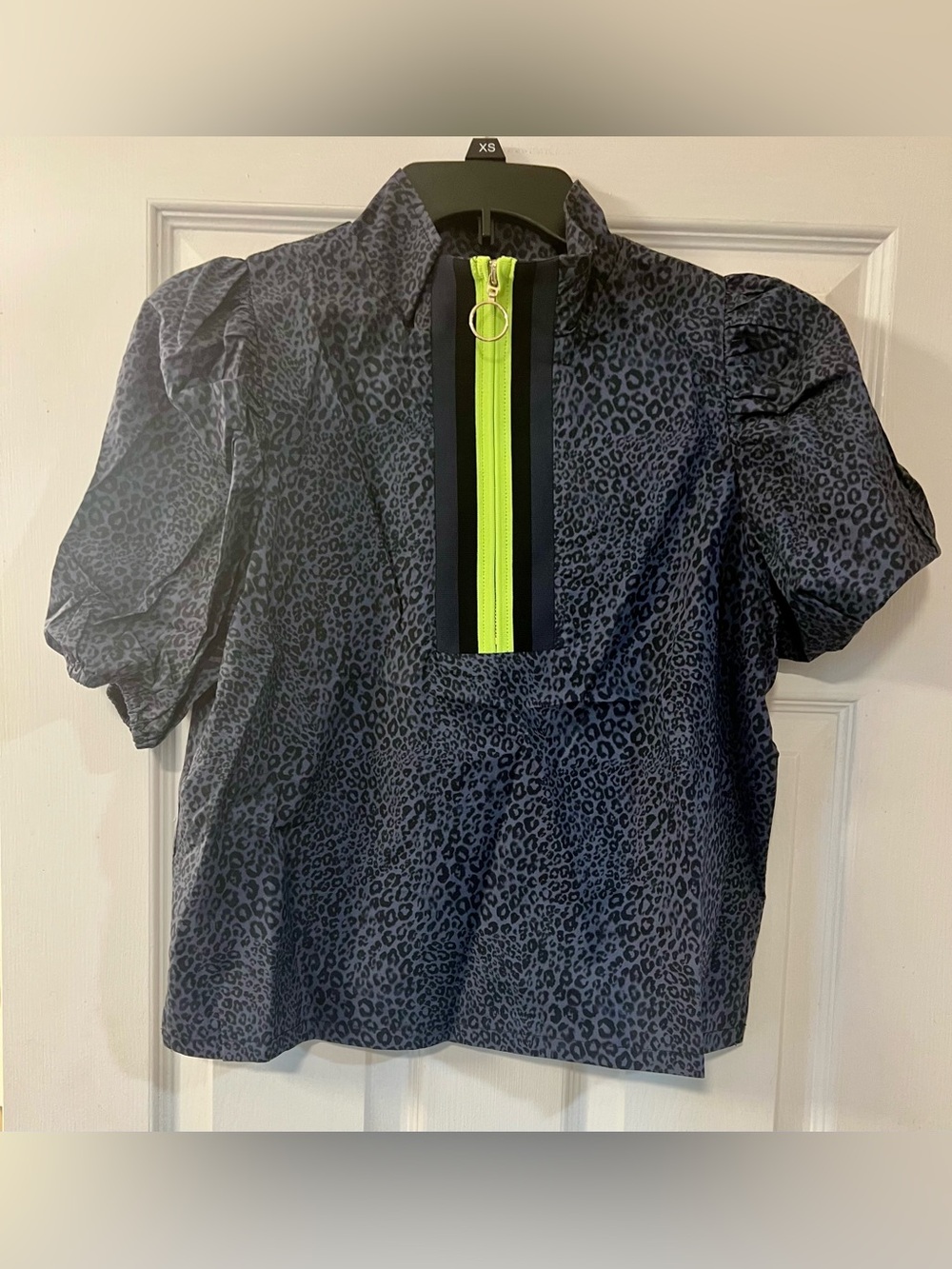 NWT SSYS Navy Leopard Print Emerson Top with Neon Lime Zip & Gold Zipper Size XS